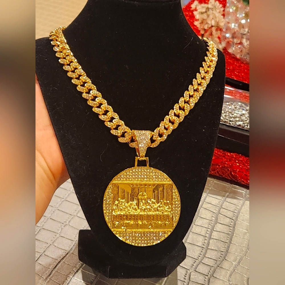 Supper Rhinestone Pendant Necklace Golden Plated Sexy Choker with Iced Out Cuban